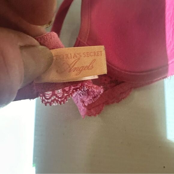 3 Beautiful Bras, 2 Victoria Secret, 1 NWT 32D and 32C , and 1 1DKNY 32D - Picture 5 of 11